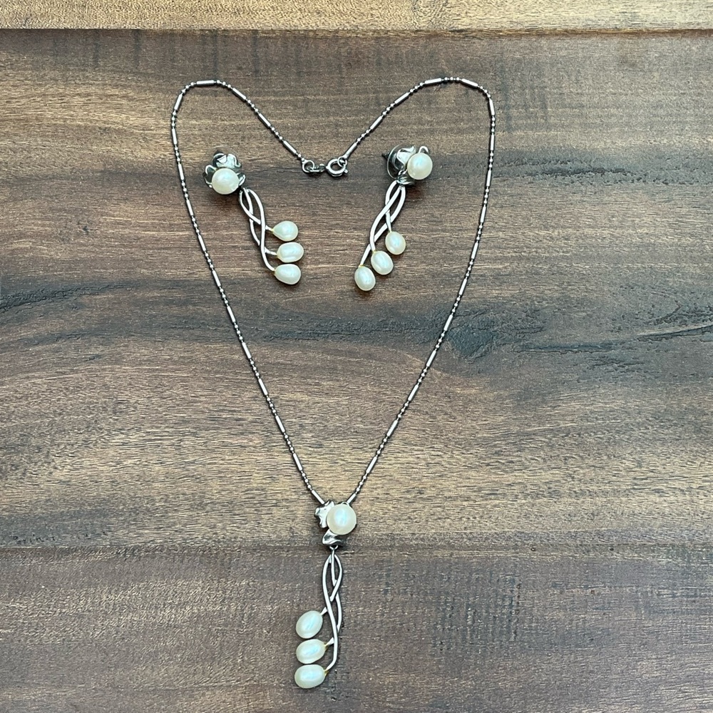 Silver Pearl Necklace & Earring